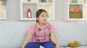 meisje kind met familie problemen is attent. video