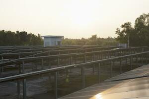 solar panel alternativa ecológico tecnología a reemplazar poder plantas solar baterias, paneles, solar paneles para el eléctrico red. ambientalmente simpático y sostenible energía industria. foto