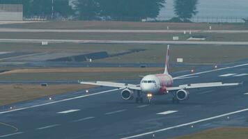 Phuket, Tailandia febbraio 03, 2023 - aereo di airasia frenata dopo atterraggio a Phuket aeroporto. spoiler su. asiatico Basso costo compagnia aerea. turismo e viaggio concetto video