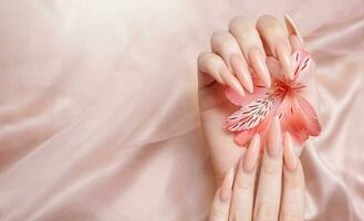 elegante pastel rosado natural manicura. foto