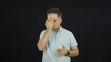 Mann mit Migräne ist erleben Schmerz. video