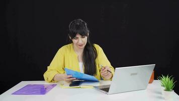 el mujer examinando el archivos aprueba el archivos con su cabeza. video