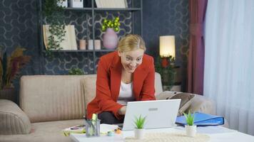 huis kantoor arbeider vrouw pret werken Aan laptop, gebruik makend van het. video