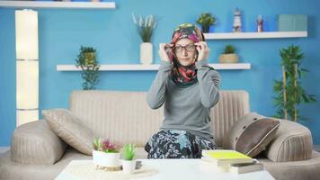 el mujer vistiendo lentes. video