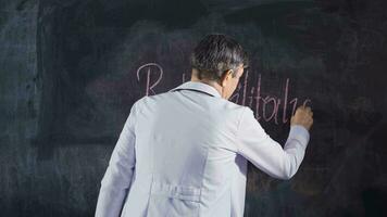 mannetje dokter schrijven revalidatie Aan de schoolbord. video