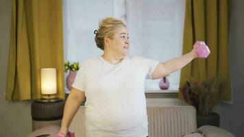 obesità donna Lavorando su con pesi a casa, vivente sano. video