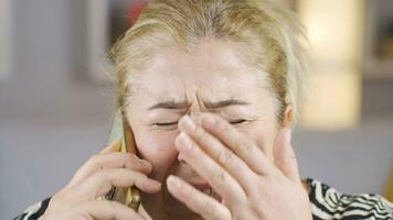 vrouw huilen emotioneel Aan de telefoon. video