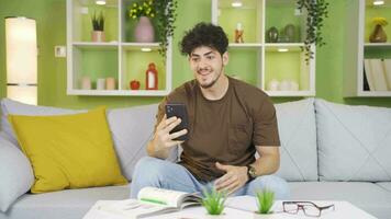 Jeune homme Enchanté avec le nouvelles il vu sur le téléphone. video