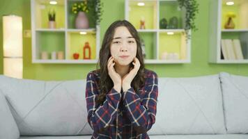 asiatico giovane donna assunzione cura di sua pelle, facciale trattamento. video