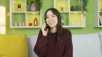 contento asiático joven mujer hablando en el teléfono. video