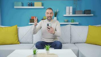 uomo utilizzando Telefono celebra successo. video