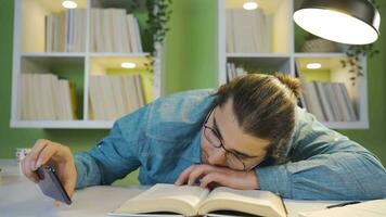 somnolent Masculin étudiant. video