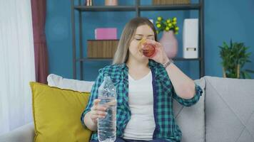 el enfermo mujer bebidas un lote de agua. video