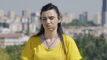 relance do depressivo mulher ao ar livre. video