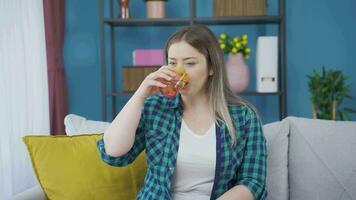 el mujer quien consume agua. video