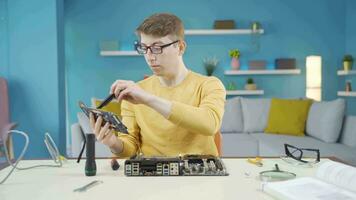 excité Jeune homme intéressé dans technologie. video