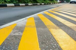 a rayas velocidad bache en calle. generar ai foto