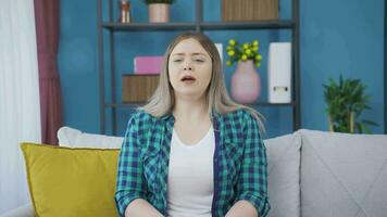 ziek vrouw met snel ademen. de vrouw kan niet controle haar ademen. video