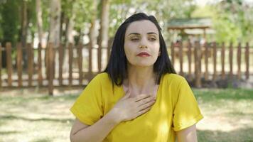femme avec poumon problème est expérience essoufflement de haleine. video