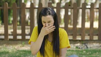 ziek vrouw niezen. besmettelijk ziekte. video