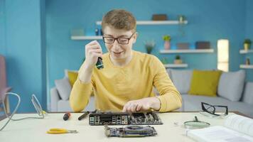 jovem conhecedor de tecnologia jovem homem sorridente às Câmera. video