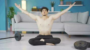 jovem atleta homem fazendo Esportes meditando. saudável estilo de vida. video