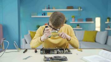 experto en tecnología adolescente mirando a cámara con aumentador vaso. video