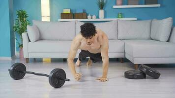 joven atleta haciendo Deportes a hogar haciendo ejercicio video