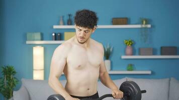 Jeune athlète homme Faire des sports poids entraînement. en bonne santé mode de vie. video