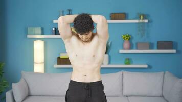 atleta hombre mira a su cuerpo. sano estilo de vida. video