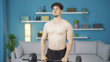Jeune athlète homme Faire des sports poids entraînement. en bonne santé mode de vie. video