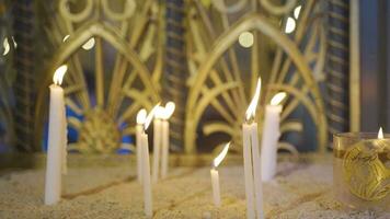 bougies brûlant dans le église. video