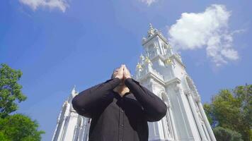 Christian Person beten im Kirche. video