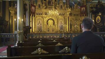 homme adorer dans église. video