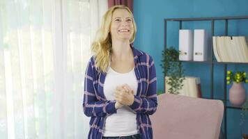 un animado y energético mujer. riendo fuera el ventana con contento expresión. video