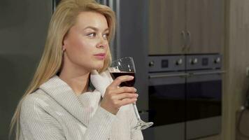 magnifique femme profiter en buvant rouge du vin à Accueil à le cuisine video