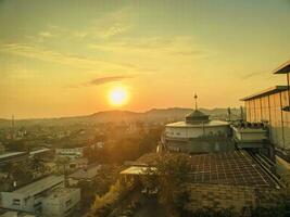 crepúsculo cielo con puesta de sol en el ciudad de samarinda foto