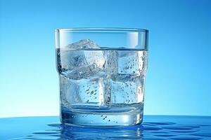 vaso con agua y hielo cubitos en un azul antecedentes. un refrescante y Relajado beber. generativo ai foto