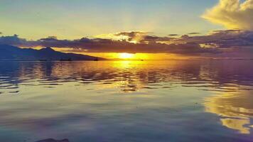 magico tramonto su il oceano spiaggia filmato. video