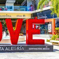 playa del carmen quintana roo mexico 2021 rojo amor letras firmar símbolo en playa del carmen México. foto