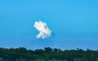 cielo azul con hermosas nubes en un día soleado en México. foto