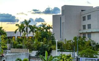 moderno edificios y arquitectura hoteles apartamentos playa del carmen México. foto