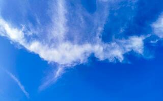 cielo azul con estelas químicas químicas nubes cúmulos ondas escalares cielo. foto