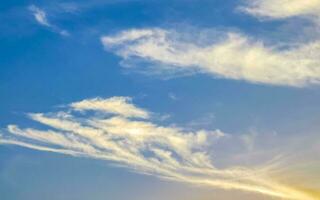 cielo azul con estelas químicas químicas nubes cúmulos ondas escalares cielo. foto