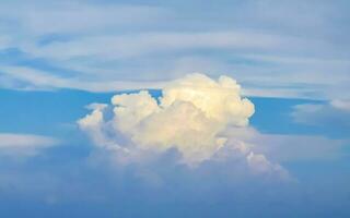 Formación de nubes explosivas cúmulos en el cielo de México. foto