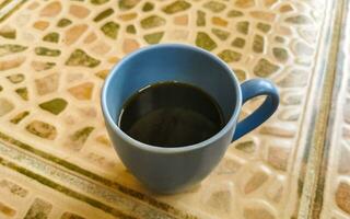azul café taza en un mexicano departamento. foto