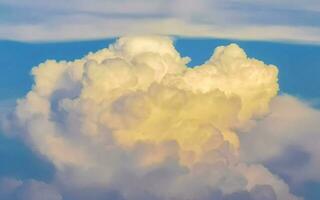 Formación de nubes explosivas cúmulos en el cielo de México. foto