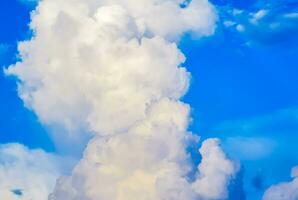 Formación de nubes explosivas cúmulos en el cielo de México. foto