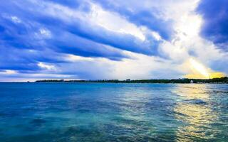 increíble puesta de sol a tropical caribe playa playa del carmen México. foto