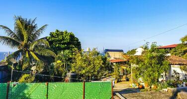 típico hermosa vistoso turista calle acera ciudad puerto escondido México. foto